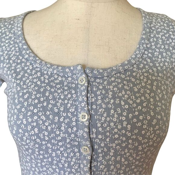 Brandy Melville Blue Floral Button Front Crop Top Short Sleeve Ribbed Stretch - Picture 2 of 9
